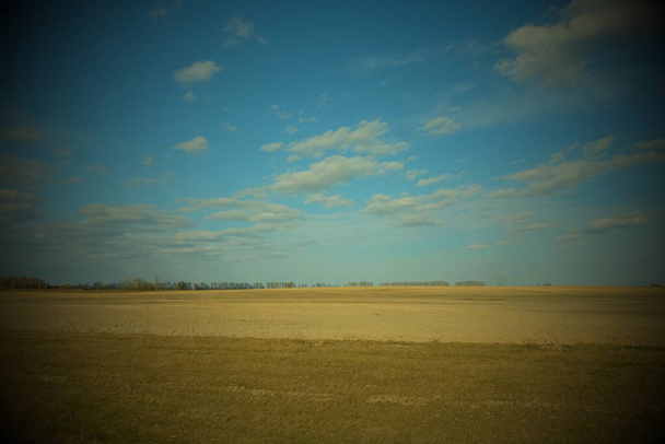 Hermoso cielo nublado sobre tierras de cultivo. Paisaje primavera. Vignette.. - Foto, imagen