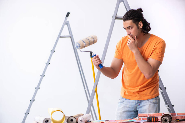 Jeune homme entrepreneur faisant des rénovations à la maison
 - Photo, image