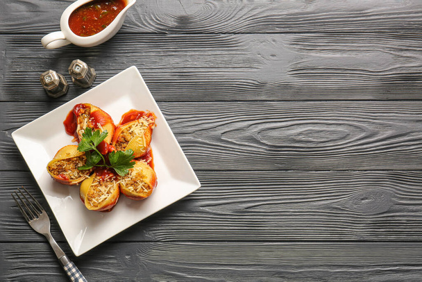 Talíř s chutnými těstovinami conchiglioni na stole - Fotografie, Obrázek