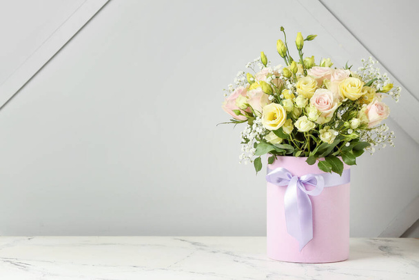 Bukiet pięknych kwiatów na stole - Zdjęcie, obraz