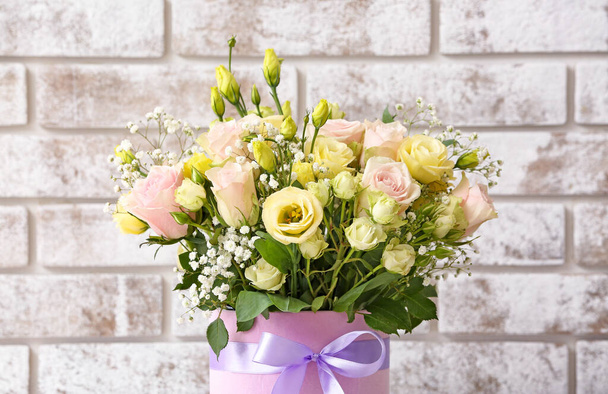 Csokor gyönyörű virágok tégla háttér - Fotó, kép