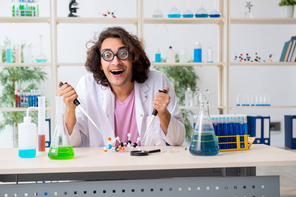Смішний хімік чоловічої статі, що працює в лабораторії
 - Фото, зображення