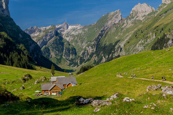 Όμορφη περιήγηση εξερεύνηση μέσα από τα βουνά Appenzell στην Ελβετία. - Appenzell / Alpstein / Ελβετία - Φωτογραφία, εικόνα