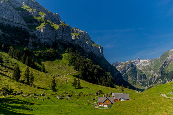 Όμορφη περιήγηση εξερεύνηση μέσα από τα βουνά Appenzell στην Ελβετία. - Appenzell / Alpstein / Ελβετία - Φωτογραφία, εικόνα