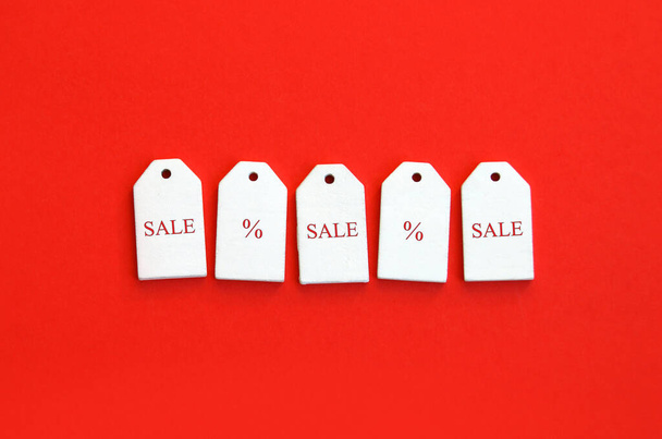 Five wooden tags with the word SALE on a red background. - Valokuva, kuva