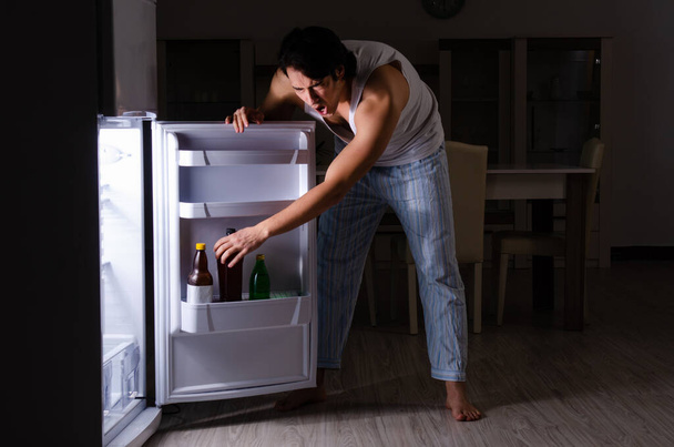 Uomo rompere la dieta di notte vicino al frigorifero - Foto, immagini