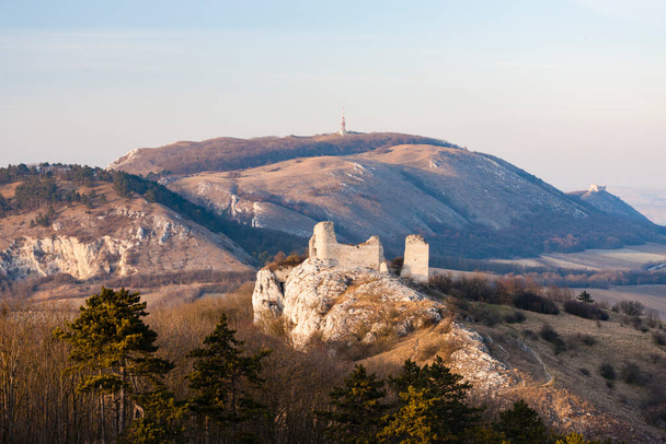 Ruinen Sirotci hradek und Devicky Ruinen auf Palava Region, Südmähren, Tschechische Republik - Foto, Bild
