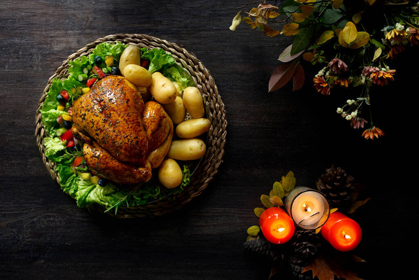 Boven schot. Thanksgiving kalkoen op een bed van groenten en blauwe berrie - Foto, afbeelding