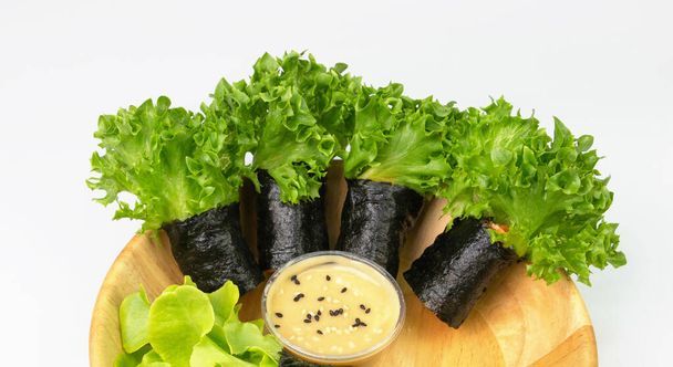 close up φρέσκα φύκια ασιατική σαλάτα ρολά σε ξύλινο μπολ - Φωτογραφία, εικόνα