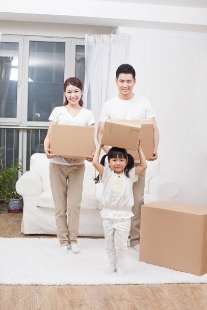 	Family moving to a new house 	 - 写真・画像