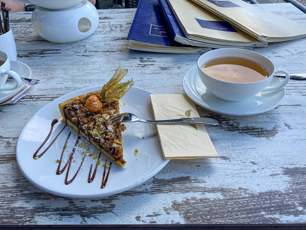 Teatime with a walnut tarte at the Messmer Momentum tea company in the Harbor District (HafenCity) at the Kaiserkai in Hamburg, Germany - Foto, immagini