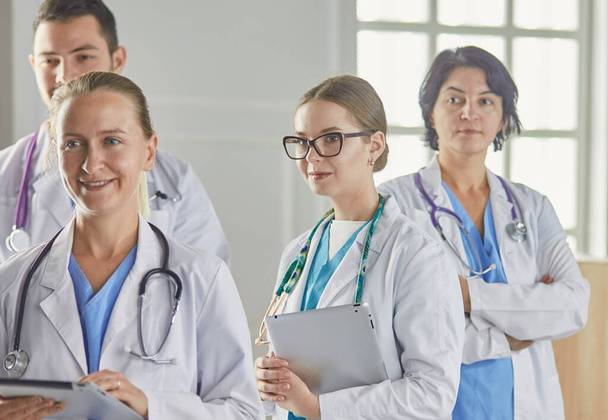 ομάδα ιατρών πορτρέτο στο νοσοκομείο - Φωτογραφία, εικόνα