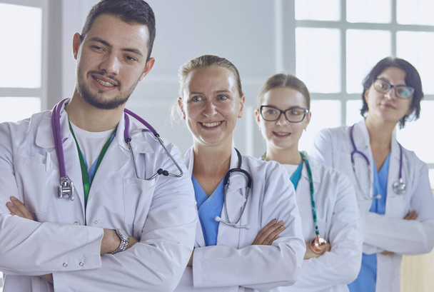 glimlachend team van artsen en verpleegkundigen in ziekenhuis - Foto, afbeelding
