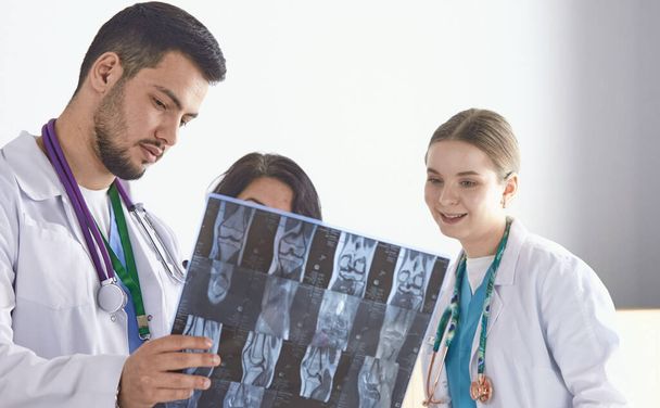 Médico assistindo fotografia de raios-x de mulher mais velha
 - Foto, Imagem