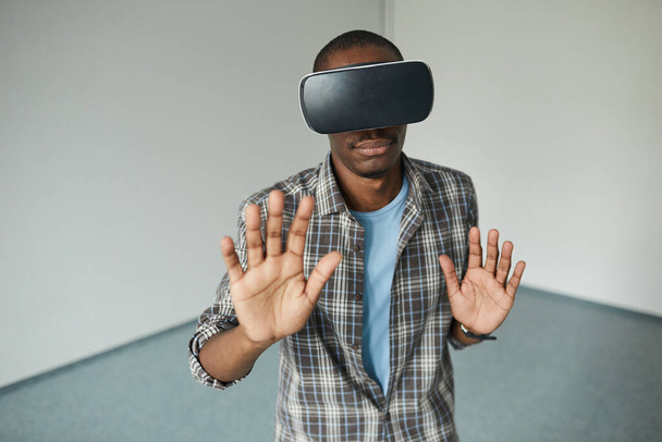 Людина в окулярах VR
 - Фото, зображення