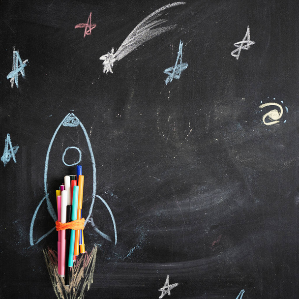 Chalk drawing of a rocket on the background of blackboard. Back to school - Foto, Imagem
