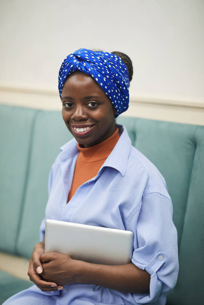 Mujer africana con tableta pc - Foto, Imagen