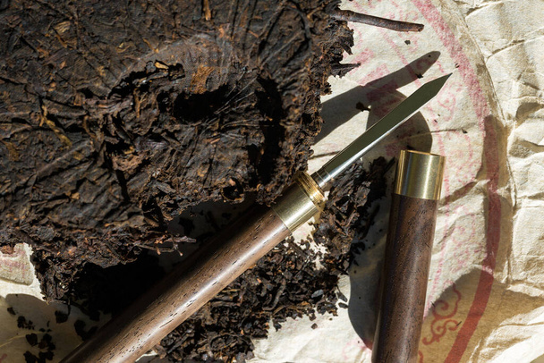 Couteau à thé gros plan sur une table en bois. - Photo, image