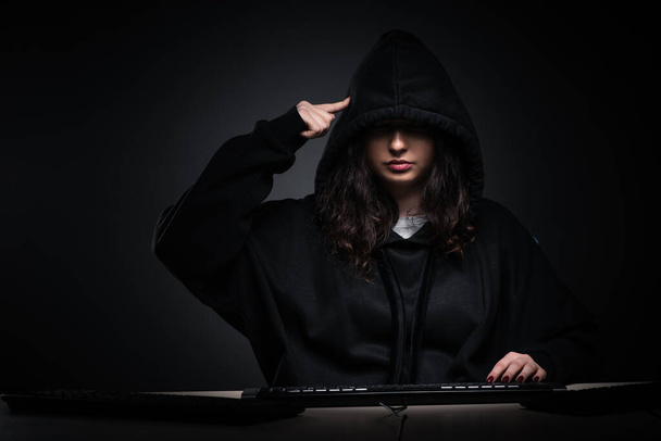 Mujer hacker piratería firewall de seguridad tarde en la oficina - Foto, imagen