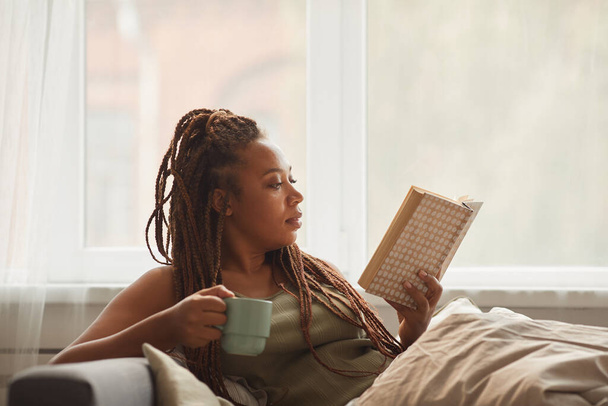 Жінка читає книгу
 - Фото, зображення