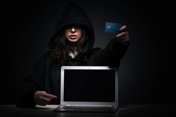 Kobieta haker hakuje firewall bezpieczeństwa późno w biurze - Zdjęcie, obraz