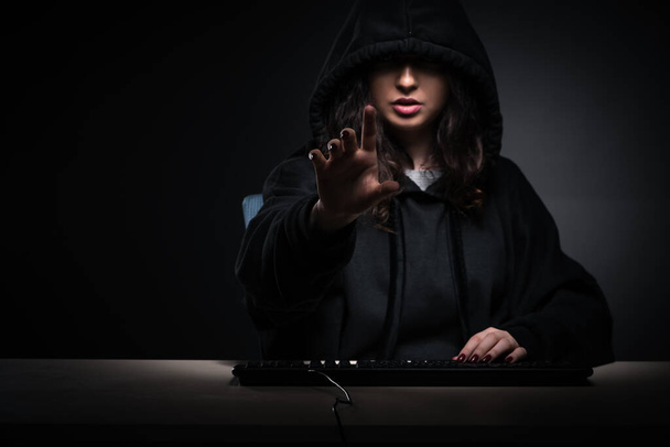 Mulher hacker hacker firewall de segurança tarde no escritório
 - Foto, Imagem