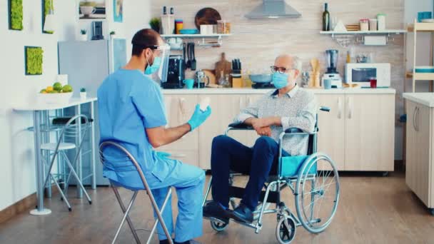 Idős betegek gyógyszereit szedő geriátria - Felvétel, videó