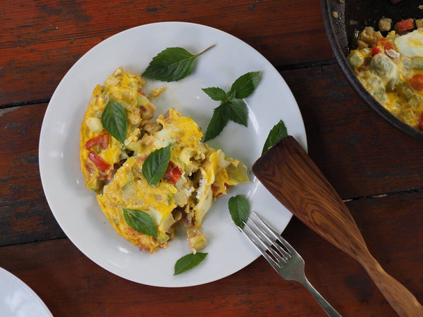 desayuno ligero y saludable: huevos revueltos con verduras - Foto, imagen