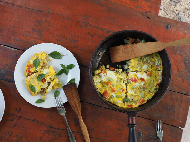 легкий здоровий сніданок: яєчня з овочами
 - Фото, зображення