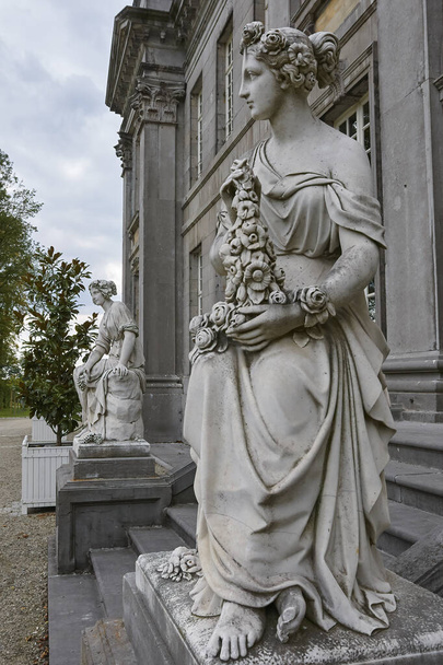 Estatuas a la entrada del castillo de Seneffe Bélgica Wallonie - Foto, imagen