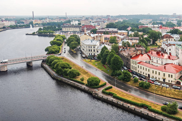 Uitzicht op de oude middeleeuwse stad Vyborg vanaf het observatiedek van de burcht - Foto, afbeelding