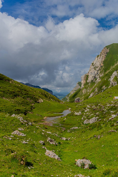 スイスのアッペンツェル山脈を巡る美しい探検ツアー。-アッペンツェル・アルプシュタイン/スイス - 写真・画像