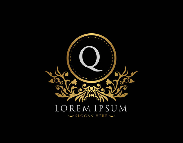 Luxus Boutique logó. Q betű arany kalligráfiai emblémával és klasszikus virágdísszel. Classy Frame design Vektor illusztráció. - Vektor, kép