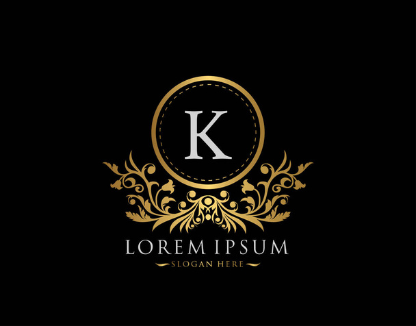 Luxus Boutique logó. K betű arany kalligráfiai emblémával és klasszikus virágdísszel. Classy Frame design Vektor illusztráció. - Vektor, kép