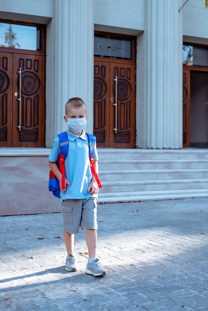 retrato de um menino em uma máscara na escola  - Foto, Imagem
