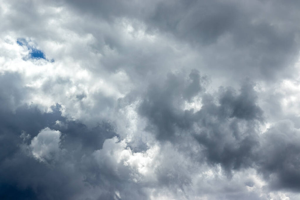 Dramatischer Himmel mit grau-weiß-blauen Wolken. Bedeckt und bewölkt bis Regen - Foto, Bild