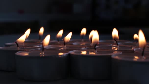 Monet pienet palavat valkoiset kynttilät - Materiaali, video