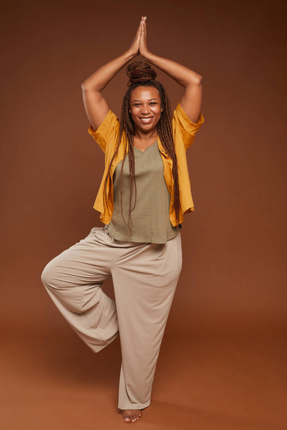 mujer de pie en pose de yoga - Foto, imagen