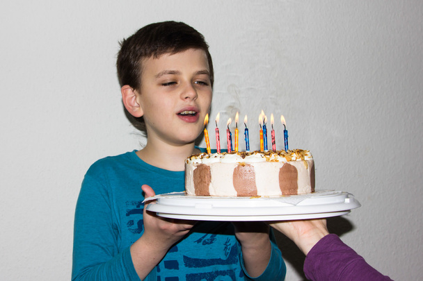 Torta di compleanno. candele figlio
 - Foto, immagini