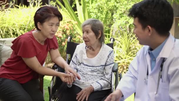 Médico reunión con un paciente mayor y su hija - Imágenes, Vídeo