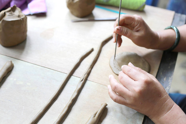 Keramické lisování, výroba těsta z keramiky za použití vlhké půdy a vyhřívaného těsta s vysokou teplotou. Formování a vytváření hrnce je 3D umění - Fotografie, Obrázek