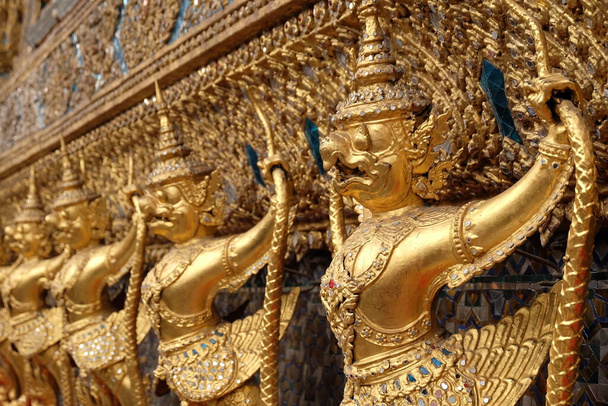 タイのバンコクにあるワット・プラカウエ、エメラルド仏寺、グランド・パレスでタイの伝統的な金の彫刻装飾としての黄金の鳥。東南アジアのランドマーク - 写真・画像