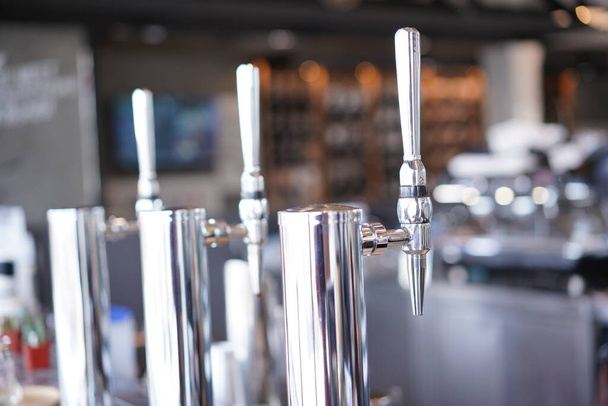 Metallinen luonnos tai kuivuus oluen annostelija hanalla alkoholin myymiseksi - Valokuva, kuva