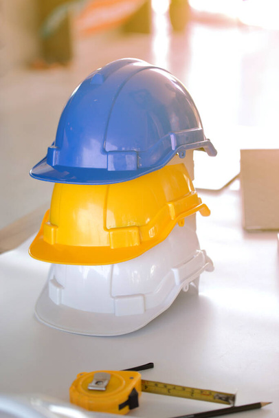 Gros plan de pile de casques de construction colorés  - Photo, image