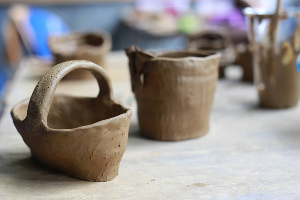 Moulage en céramique, fabrication de pâte de poterie en utilisant du sol humide et de la pâte chauffée à haute température. Moulage et créer pot est un art 3D - Photo, image
