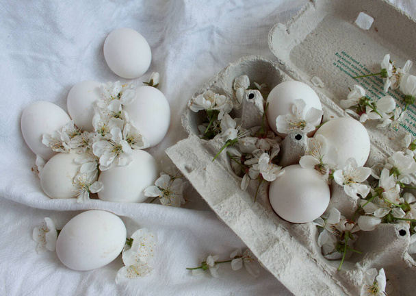 Paaseieren met bloemen decoratie, laconische neutrale vakantie Paasfoto met eieren, gelukkig paaseieren design - Foto, afbeelding