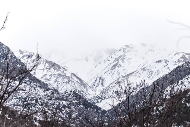 hófödte hegyek a Tian Shan télen . - Fotó, kép