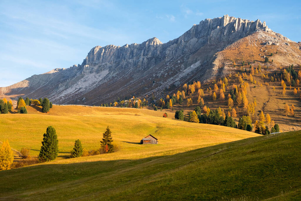 Gyönyörű őszi színek lábánál az Odle-hegység naplementekor a Dolomitok, Trentino Alto Adige, Val di Funes Valley, Dél-Tirol Olaszországban - Fotó, kép