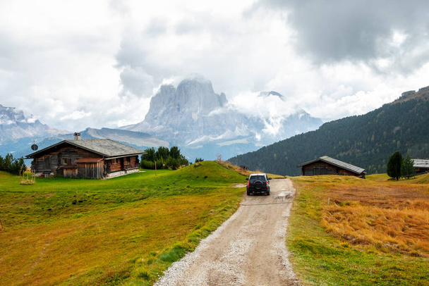 Prado de montaña y casas en el valle de Gardena y Seceda pico, fondo Alpe di Siusi o Seiser Alm en la provincia de Bolzano, Tirol del Sur en Dolomitas en Italia, Europa - Foto, imagen