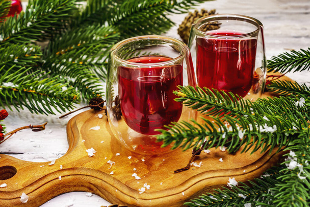 Festlicher Beerenlikör oder Tinktur in doppelwandigen Gläsern. Zutat für die Zubereitung von Alkohol-Cocktail. Neujahr oder Weihnachten Design, weiße Holzbretter Hintergrund, Nahaufnahme - Foto, Bild
